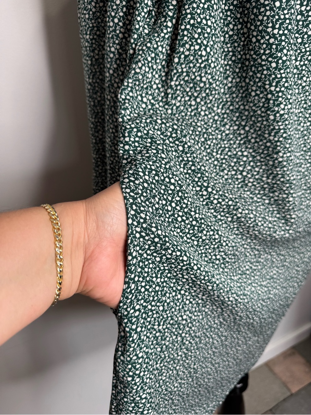 Abercrombie & Fitch Green Floral Long-Sleeve Smocked Dress. Size L - Picture 10 of 16
